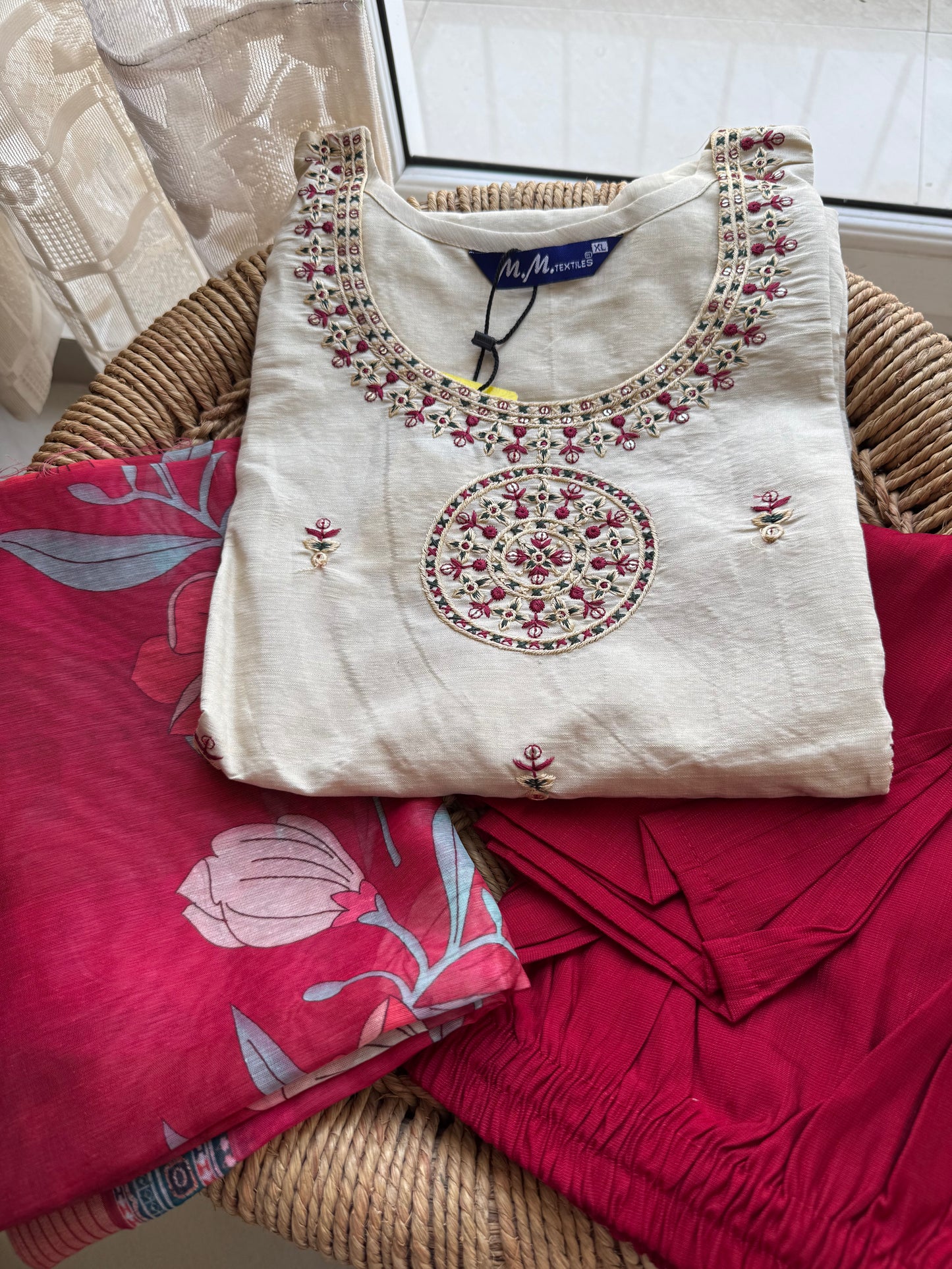 Ethnic embroidered Kurta Set – Festive Edit
