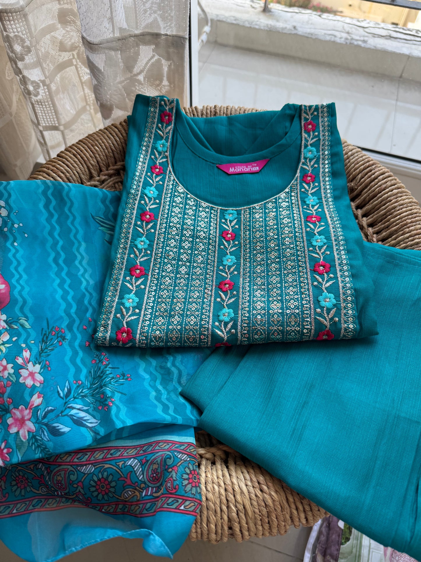 Ethnic embroidered Kurta Set – Festive Edit